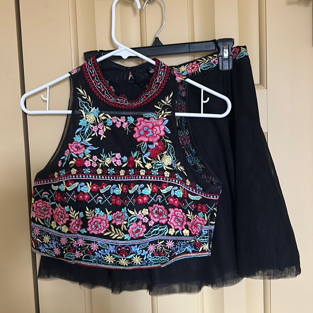Two piece dress set. Embroidery
